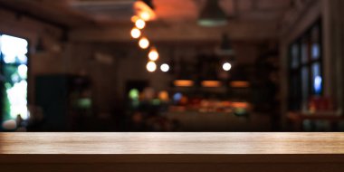 Ahşap masa üstü bulanıklık kafe ya da Restoran iç arka plan ile boş.