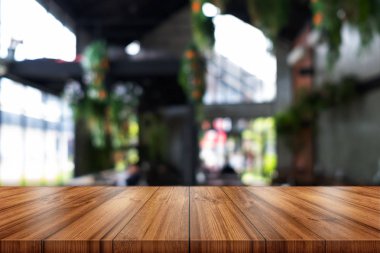 Ahşap masa üstü kafe ya da Restoran iç arka plan bulanık ile boş. 