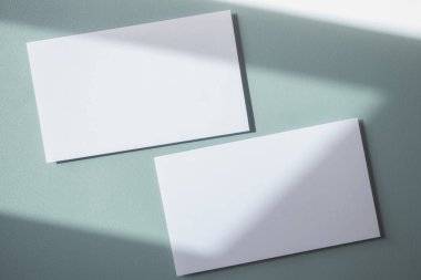 Boş beyaz selamlama ya da mavi arkaplanda davetiye kartı. Sunum uydurma. Kopyalama alanı olan asgari modern biçim.