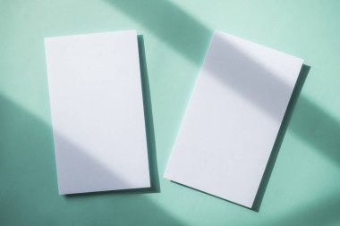 Boş beyaz selamlama ya da mavi arkaplanda davetiye kartı. Sunum uydurma. Kopyalama alanı olan asgari modern biçim.