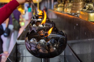 Baca tapınağın içinde ateş