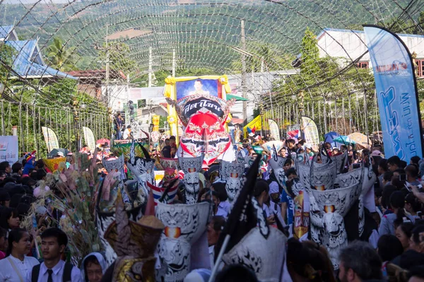 Tayland Haziran 16: Phitakhon festival Phitakhon maskeleri ve dans festivali ve uluslararası maskesi: loei Tayland il 16 Haziran 2018 üzerinde göstermek için