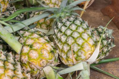 Ananas piyasada yığını