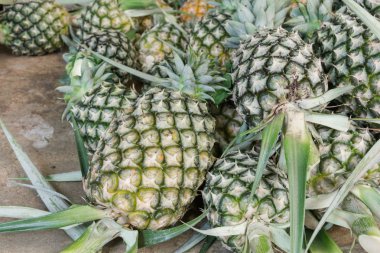 Ananas piyasada yığını