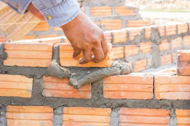 Bir tuğla duvar paneli clutching tuğla ve harç, bağlayıcılar beton orta oluşur.