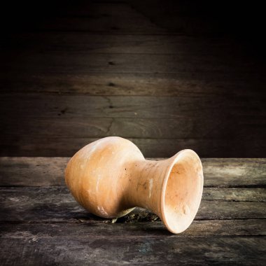 Bir vazo, toprak üzerinde ahşap ile natürmort