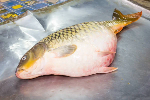 市場のテーブルの上の新鮮な魚 — ストック写真