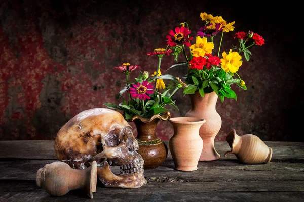 Bir kafatası ve vazo, toprak ile natürmort