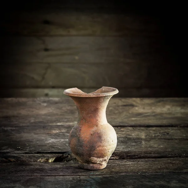 Bir vazo, toprak üzerinde ahşap ile natürmort