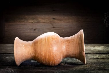 Bir vazo, toprak üzerinde ahşap ile natürmort