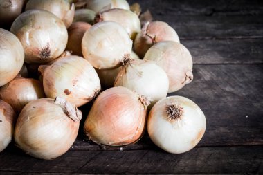 Eski ahşap zemin üzerine serilmiş soğan torbası dökün , natürmort