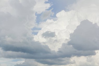 Bulutlara yakın mavi gökyüzü