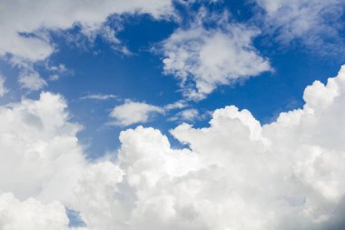 Bulutlara yakın mavi gökyüzü