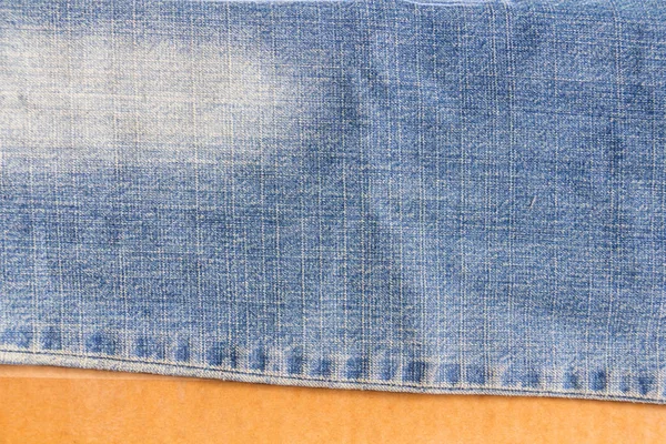 Jeans Empilhados Fundo Madeira Calça Azul Fundo Madeira Calça Desfiada — Fotografia de Stock
