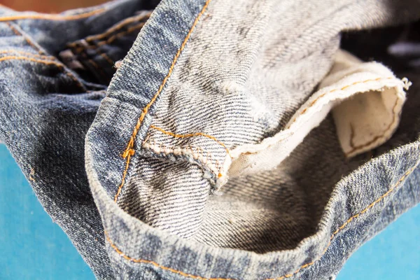 Jeans Apilados Sobre Fondo Madera Jeans Azules Sobre Fondo Madera — Foto de Stock