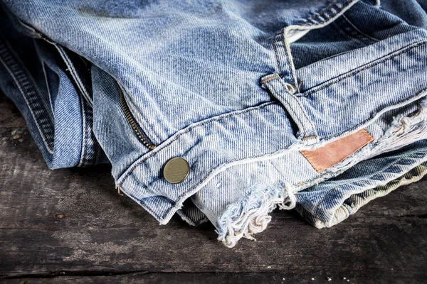 Jeans Staplade Trä Bakgrund Blå Jeans Brun Trä Bakgrund Frayed — Stockfoto