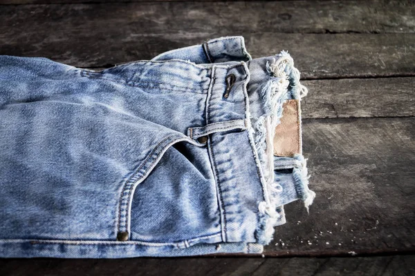 Jeans Impilati Uno Sfondo Legno Jeans Blu Uno Sfondo Legno Immagini Stock Royalty Free