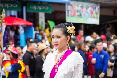 Loei,Tayland-6 Temmuz 2019 : Phi Ta Khon festivali, Phi Ta Khon maskeleri ve maskeleri uluslararası, 6 Temmuz 2019 tarihinde Tayland'ın Loei eyaletinde yağmurlu mevsimde Phi Ta Khon festivalini göstermek için dans