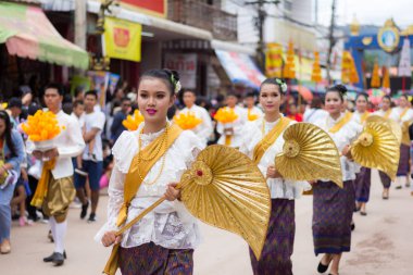 Loei,Tayland-6 Temmuz 2019 : Phi Ta Khon festivali, Phi Ta Khon maskeleri ve maskeleri uluslararası, 6 Temmuz 2019 tarihinde Tayland'ın Loei eyaletinde yağmurlu mevsimde Phi Ta Khon festivalini göstermek için dans