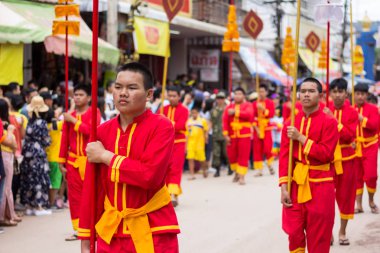 Loei,Tayland-6 Temmuz 2019 : Phi Ta Khon festivali, Phi Ta Khon maskeleri ve maskeleri uluslararası, 6 Temmuz 2019 tarihinde Tayland'ın Loei eyaletinde yağmurlu mevsimde Phi Ta Khon festivalini göstermek için dans