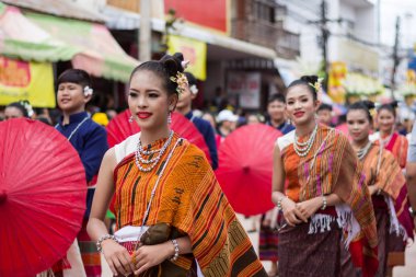 Loei,Tayland-6 Temmuz 2019 : Phi Ta Khon festivali, Phi Ta Khon maskeleri ve maskeleri uluslararası, 6 Temmuz 2019 tarihinde Tayland'ın Loei eyaletinde yağmurlu mevsimde Phi Ta Khon festivalini göstermek için dans