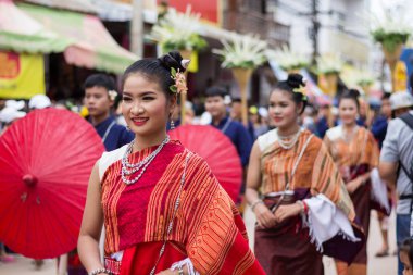 Loei,Tayland-6 Temmuz 2019 : Phi Ta Khon festivali, Phi Ta Khon maskeleri ve maskeleri uluslararası, 6 Temmuz 2019 tarihinde Tayland'ın Loei eyaletinde yağmurlu mevsimde Phi Ta Khon festivalini göstermek için dans