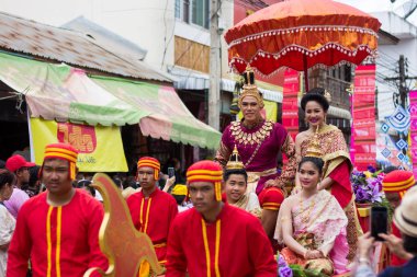 Loei,Tayland-6 Temmuz 2019 : Phi Ta Khon festivali, Phi Ta Khon maskeleri ve maskeleri uluslararası, 6 Temmuz 2019 tarihinde Tayland'ın Loei eyaletinde yağmurlu mevsimde Phi Ta Khon festivalini göstermek için dans
