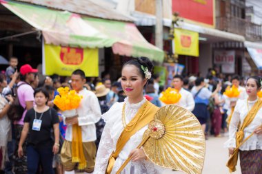 Loei,Tayland-6 Temmuz 2019 : Phi Ta Khon festivali, Phi Ta Khon maskeleri ve maskeleri uluslararası, 6 Temmuz 2019 tarihinde Tayland'ın Loei eyaletinde yağmurlu mevsimde Phi Ta Khon festivalini göstermek için dans