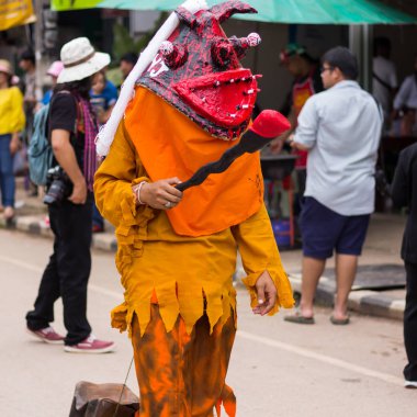 Loei,Tayland-6 Temmuz 2019 : Phi Ta Khon festivali, Phi Ta Khon maskeleri ve maskeleri uluslararası, 6 Temmuz 2019 tarihinde Tayland'ın Loei eyaletinde yağmurlu mevsimde Phi Ta Khon festivalini göstermek için dans
