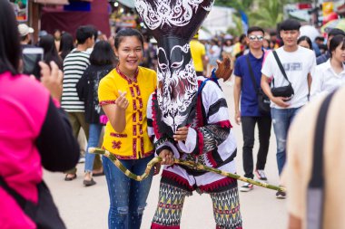Loei,Tayland-6 Temmuz 2019 : Phi Ta Khon festivali, Phi Ta Khon maskeleri ve maskeleri uluslararası, 6 Temmuz 2019 tarihinde Tayland'ın Loei eyaletinde yağmurlu mevsimde Phi Ta Khon festivalini göstermek için dans