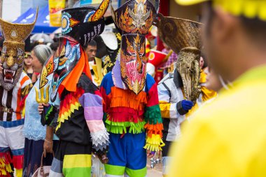 Loei,Tayland-6 Temmuz 2019 : Phi Ta Khon festivali, Phi Ta Khon maskeleri ve maskeleri uluslararası, 6 Temmuz 2019 tarihinde Tayland'ın Loei eyaletinde yağmurlu mevsimde Phi Ta Khon festivalini göstermek için dans