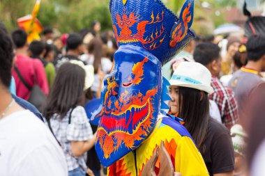 Loei,Tayland-6 Temmuz 2019 : Phi Ta Khon festivali, Phi Ta Khon maskeleri ve maskeleri uluslararası, 6 Temmuz 2019 tarihinde Tayland'ın Loei eyaletinde yağmurlu mevsimde Phi Ta Khon festivalini göstermek için dans