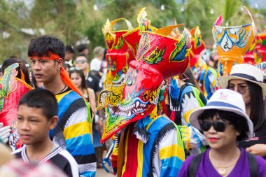 Loei,Tayland-6 Temmuz 2019 : Phi Ta Khon festivali, Phi Ta Khon maskeleri ve maskeleri uluslararası, 6 Temmuz 2019 tarihinde Tayland'ın Loei eyaletinde yağmurlu mevsimde Phi Ta Khon festivalini göstermek için dans