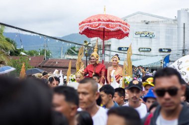 Loei,Tayland-6 Temmuz 2019 : Phi Ta Khon festivali, Phi Ta Khon maskeleri ve maskeleri uluslararası, 6 Temmuz 2019 tarihinde Tayland'ın Loei eyaletinde yağmurlu mevsimde Phi Ta Khon festivalini göstermek için dans