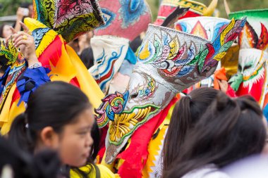 Loei,Tayland-6 Temmuz 2019 : Phi Ta Khon festivali, Phi Ta Khon maskeleri ve maskeleri uluslararası, 6 Temmuz 2019 tarihinde Tayland'ın Loei eyaletinde yağmurlu mevsimde Phi Ta Khon festivalini göstermek için dans