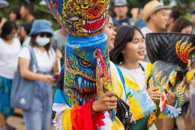 Loei,Tayland-6 Temmuz 2019 : Phi Ta Khon festivali, Phi Ta Khon maskeleri ve maskeleri uluslararası, 6 Temmuz 2019 tarihinde Tayland'ın Loei eyaletinde yağmurlu mevsimde Phi Ta Khon festivalini göstermek için dans