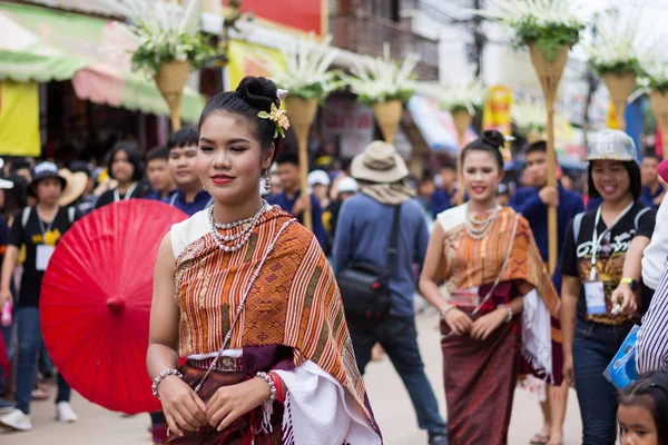Loei,Tayland-6 Temmuz 2019 : Phi Ta Khon festivali, Phi Ta Khon maskeleri ve maskeleri uluslararası, 6 Temmuz 2019 tarihinde Tayland'ın Loei eyaletinde yağmurlu mevsimde Phi Ta Khon festivalini göstermek için dans
