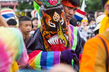 Loei,Tayland-6 Temmuz 2019 : Phi Ta Khon festivali, Phi Ta Khon maskeleri ve maskeleri uluslararası, 6 Temmuz 2019 tarihinde Tayland'ın Loei eyaletinde yağmurlu mevsimde Phi Ta Khon festivalini göstermek için dans