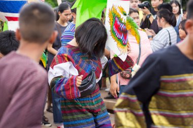 Loei,Tayland-6 Temmuz 2019 : Phi Ta Khon festivali, Phi Ta Khon maskeleri ve maskeleri uluslararası, 6 Temmuz 2019 tarihinde Tayland'ın Loei eyaletinde yağmurlu mevsimde Phi Ta Khon festivalini göstermek için dans