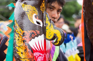 Loei,Tayland-6 Temmuz 2019 : Phi Ta Khon festivali, Phi Ta Khon maskeleri ve maskeleri uluslararası, 6 Temmuz 2019 tarihinde Tayland'ın Loei eyaletinde yağmurlu mevsimde Phi Ta Khon festivalini göstermek için dans