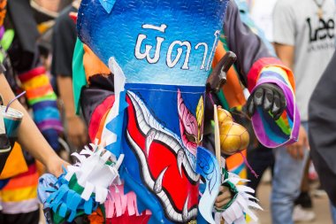 Loei,Tayland-6 Temmuz 2019 : Phi Ta Khon festivali, Phi Ta Khon maskeleri ve maskeleri uluslararası, 6 Temmuz 2019 tarihinde Tayland'ın Loei eyaletinde yağmurlu mevsimde Phi Ta Khon festivalini göstermek için dans