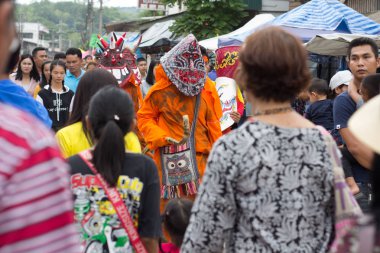 Loei,Tayland-6 Temmuz 2019 : Phi Ta Khon festivali, Phi Ta Khon maskeleri ve maskeleri uluslararası, 6 Temmuz 2019 tarihinde Tayland'ın Loei eyaletinde yağmurlu mevsimde Phi Ta Khon festivalini göstermek için dans
