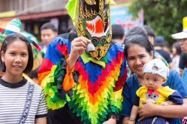 Loei,Tayland-6 Temmuz 2019 : Phi Ta Khon festivali, Phi Ta Khon maskeleri ve maskeleri uluslararası, 6 Temmuz 2019 tarihinde Tayland'ın Loei eyaletinde yağmurlu mevsimde Phi Ta Khon festivalini göstermek için dans