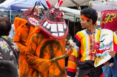 Loei,Tayland-6 Temmuz 2019 : Phi Ta Khon festivali, Phi Ta Khon maskeleri ve maskeleri uluslararası, 6 Temmuz 2019 tarihinde Tayland'ın Loei eyaletinde yağmurlu mevsimde Phi Ta Khon festivalini göstermek için dans