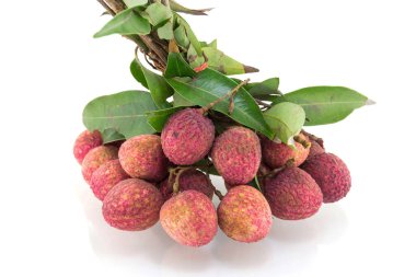 Beyaz arka planda izole edilmiş taze lychees