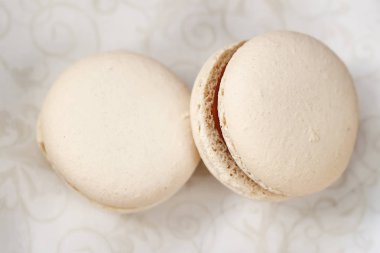 Krem renk ışık peçeteye iki lezzetli macaroons