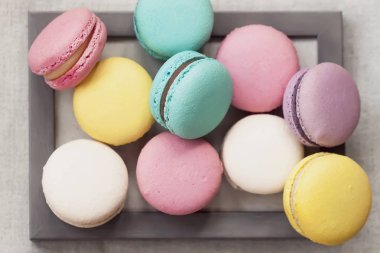 Ahşap çerçeve, sıradışı tatlı sanat, gurme resim farklı tadı taze doğal renkli macarons