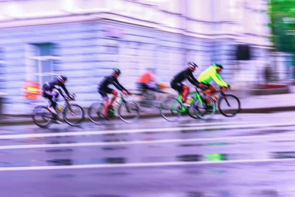 Abstracte sport wazig violette achtergrond met heldere kleurrijke fietsers op de stad straat — Stockfoto