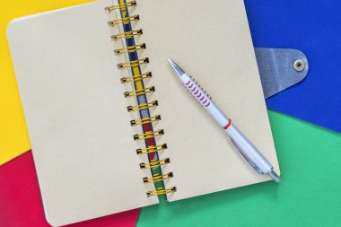 Açık Not defteri ile kopya alanı metin için arka plan renkli parlak kağıda. Üstten görünüm. Başlayan okul, eğitim, el yapımı yaratıcı kavramı