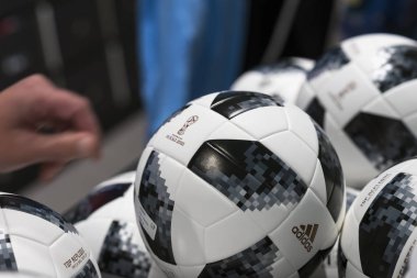 Moskova, Rusya - Haziran, 14, 2018: Futbol topu Dünya Kupası FIFA 2018, FIFA Fan Fest resmi mundial Hediyelik eşya dükkanı logolu,